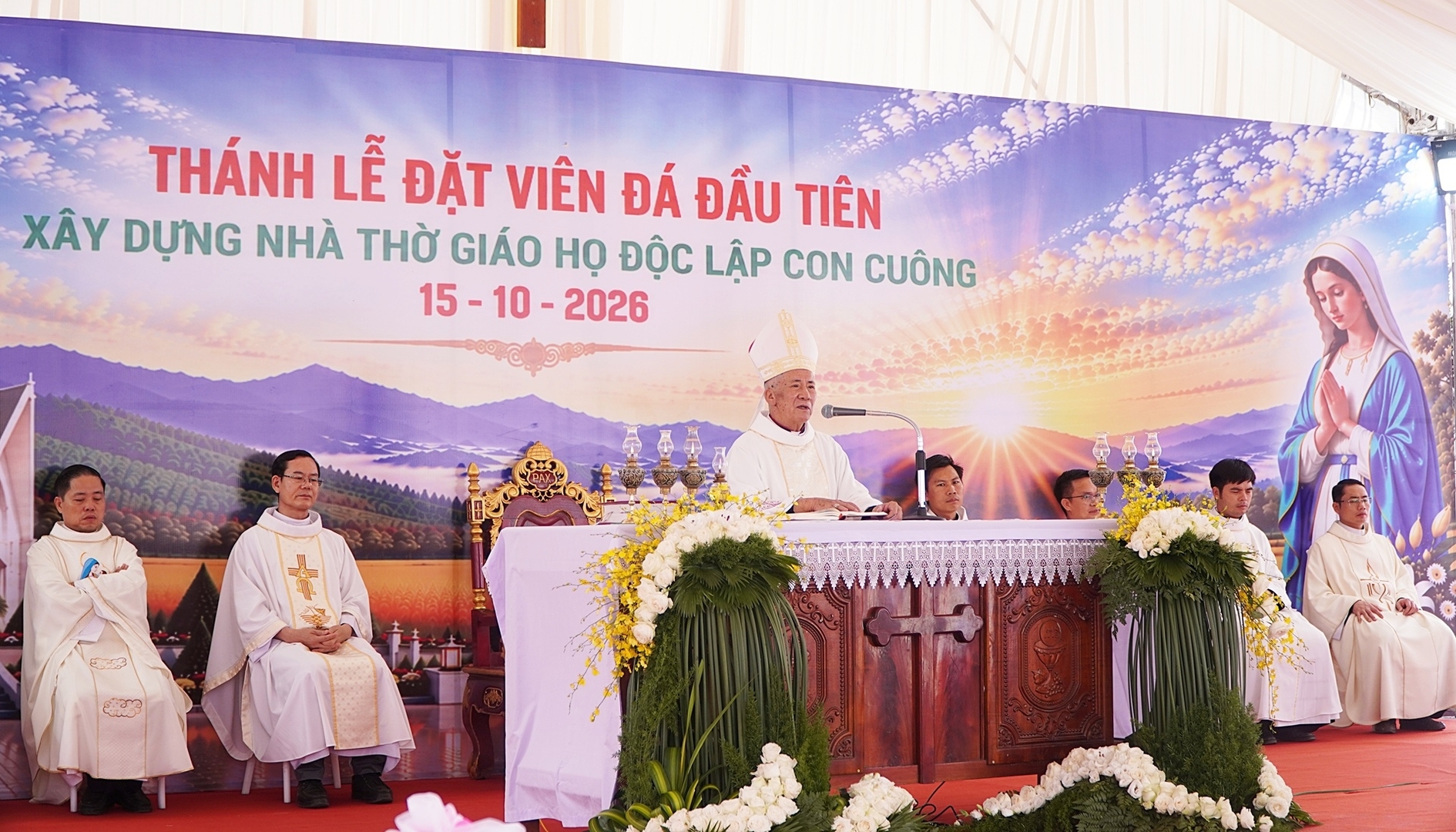 Thánh lễ đặt viên đá góc xây dựng Nhà thờ Giáo họ độc lập Con Cuông 