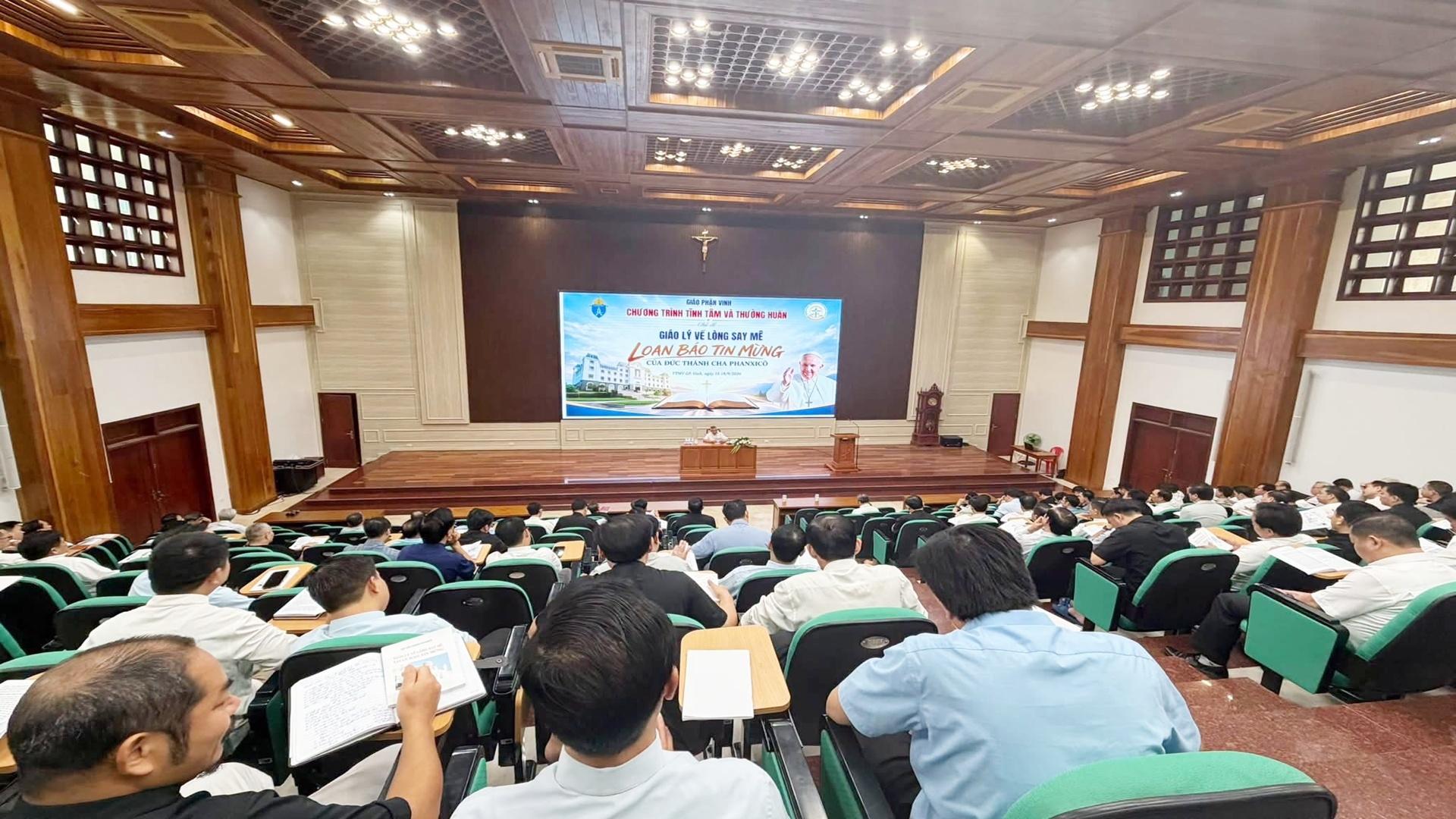 Linh mục đoàn Giáo phận Vinh: Kết thúc kỳ tĩnh tâm quý III và thường huấn năm 2026